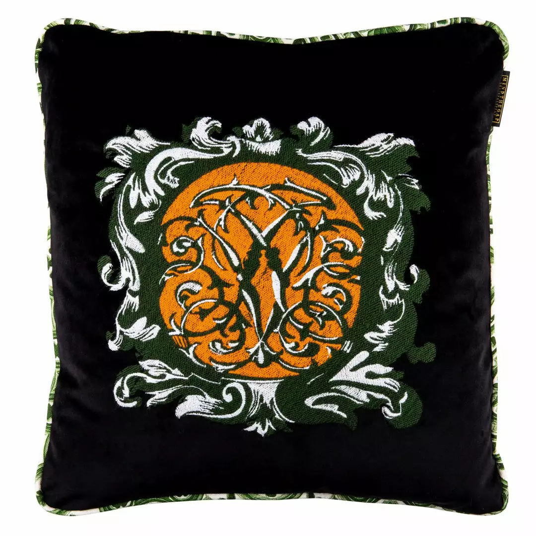 Mind The Gap Ornamental Heraldry Velvet / The Manor Linen Embroidered Cushion Les Jardins Royaux 3 Mind The Gap Ornamental Heraldry Velvet / The Manor Linen Embroidered Cushion Les Jardins Royaux